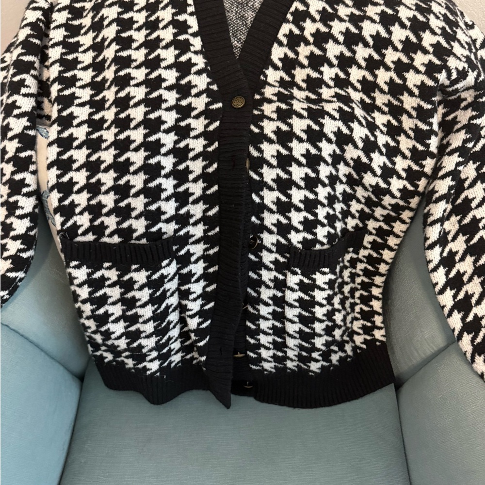 Chic Houndstooth Cardigan